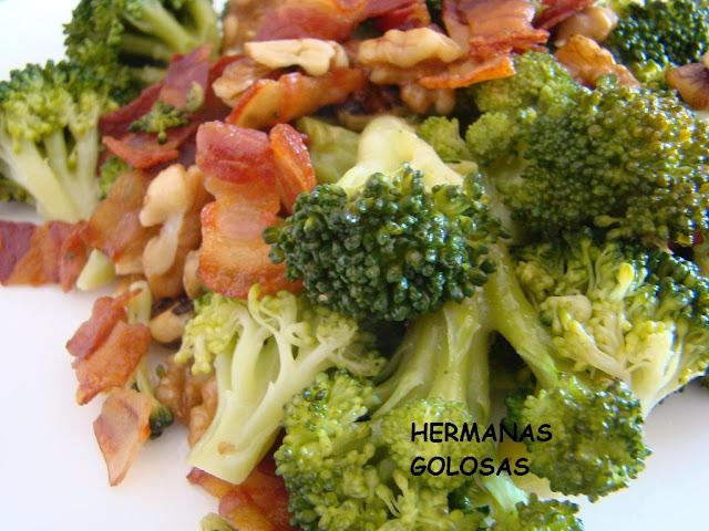 SALTEADO DE BRÓCOLI, BACON Y NUECES SALTEADO DE BRÓCOLI, BACON Y NUECES