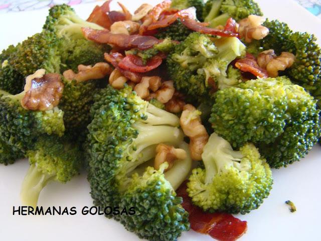 SALTEADO DE BRÓCOLI, BACON Y NUECES SALTEADO DE BRÓCOLI, BACON Y NUECES