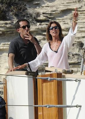 Carlota Casiraghi y Gad Elmaleh  con Carolina y  familia en Córcega. Imágenes