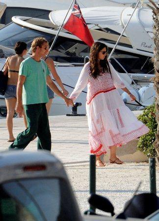 Carlota Casiraghi y Gad Elmaleh  con Carolina y  familia en Córcega. Imágenes