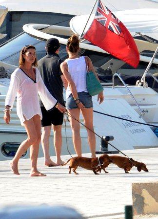 Carlota Casiraghi y Gad Elmaleh  con Carolina y  familia en Córcega. Imágenes