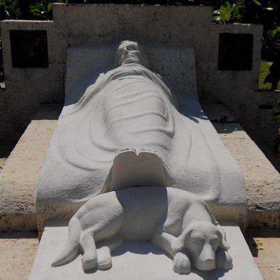 paulatinamente el menosprecio hacia su persona se fue trocando en asombro, en respeto, en admiración. Foto: Jeannette Ryder fue una filántropa norteamericana que vivió en Cuba a principios del siglo XX, donde fundó la organización humanitaria llamada Sociedad Protectora de Niños, Animales y Plantas, también conocida como el Bando de Piedad. Fue enterrada en la necrópolis de Colón en la ciudad de La Habana. Su tumba se conoce como la tumba de la lealtad, ya que después de su muerte, su perra Rinti se echó a los pies de la tumba y rechazó los alimentos y el agua que le ofrecían los cuidadores del cementerio hasta que murió. Una escultura conmemorativa muestra a su perro descansando a los pies de la tumba. Nunca le interesó la publicidad. Realizaba su labor con la mayor modestia. De ahí que apenas hallemos en la prensa algún que otro retrato suyo, que la muestra delgada, de estatura más bien baja y sencillo modo de vestir.Era muy diminuta, muy delgada y muy poco agraciada Sin embargo, toda su energía la reservaba para defender a los desvalidos, fueran estos niños huérfanos o animales indefensos. La señora Ryder también creó el Hospital para Animales, combatió la utilización abusiva de los animales de tiro y carga; se preocupó por el control de los perros abandonados en las calles; se opuso a la introducción de las corridas de toros en el país. En igual sentido de protección a los animales se dedicó a socorrer con alimentos a los numerosos perros y gatos abandonados en la ciudad. Muy pronto se fue extendiendo la noticia de que una estrafalaria y chiflada mujer norteamericana se enfrentaba a los rudos carretoneros cuando éstos castigaban a sus caballos, cargaba con bolsas de alimentos para repartirlos entre perros y gatos sarnosos y se detenía a sermonear a los pilluelos. La burla y el sarcasmo cayeron sobre ella con saña; pero no lograron causarle el menor daño ni hacerle variar su actitud. Convencida de lo correcto y de lo necesario de su proceder, continuó recorriendo cada día la ciudad y paulatinamente el menosprecio hacia su persona se fue trocando en asombro, en respeto, en admiración. Algunos se acercaron a ella para acompañarla en aquella noble cruzada y al contar entonces con un grupo de seguidores, Jeannette Ryder fundó el 27 de octubre de 1906 el Bando de Piedad. A partir de ese momento dicha institución, bajo el lema “Nosotros hablamos por los que no pueden hablar” y con la señora Ryder en primera fila, continuó la labor de protección a los niños abandonados y de condena a la crueldad contra los animales.En correspondencia con ese proceder, creó un dispensario gratuito para atender a los menores, estableció un sistema de repartición de pan y leche a los mendigos ...