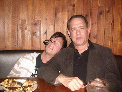 Viral: Fotos De Tom Hanks y Un Fan Ebrios