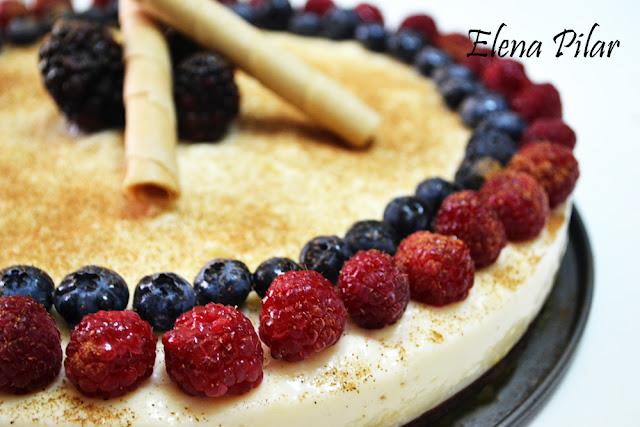 Tarta de leche merengada con canela y frutas del bosque Tarta de leche merengada con canela y frutas del bosque