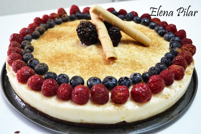 Tarta de leche merengada con canela y frutas del bosque Tarta de leche merengada con canela y frutas del bosque