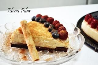 Tarta de leche merengada con canela y frutas del bosque Tarta de leche merengada con canela y frutas del bosque