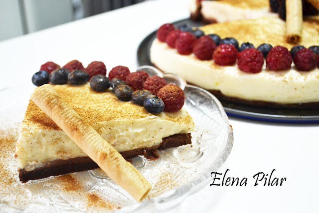 Tarta de leche merengada con canela y frutas del bosque Tarta de leche merengada con canela y frutas del bosque