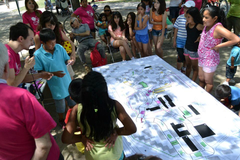 ¡Conquista el espacio público!: un juego de mesa gigante sobre regeneración urbana