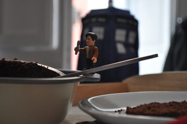 Doctor Who salva un bizcocho de chocolate!