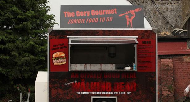 Un camión-restaurante con para comida zombies para promocionar The Walking Dead Un camión-restaurante con para comida zombies para promocionar The Walking Dead