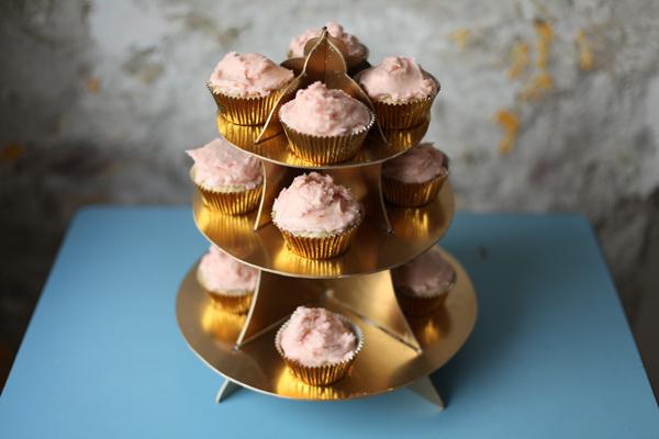 TUTORIAL: HACER UN EXPOSITOR DE CUPCAKES expositor cupcakes