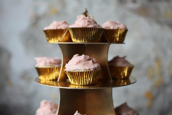 TUTORIAL: HACER UN EXPOSITOR DE CUPCAKES TUTORIAL: HACER UN EXPOSITOR DE CUPCAKES