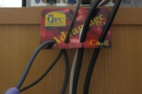 Organizador de cables hechos con tarjetas de crédito viejas Organizador de cables hechos con tarjetas de crédito viejas
