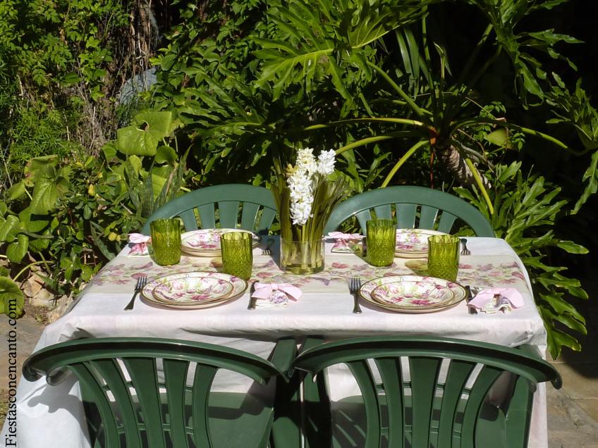 Decoración de mesa en el jardin:Lilas