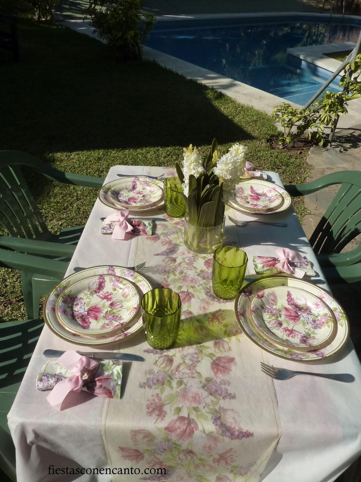 Decoración de mesa en el jardin:Lilas