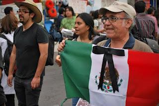 México: tras validación de la elección presidencial por el Tribunal Electoral, manifestantes protestan en “marcha fúnebre”