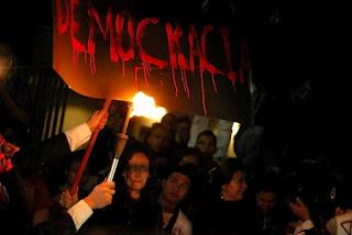México: tras validación de la elección presidencial por el Tribunal Electoral, manifestantes protestan en “marcha fúnebre” México: tras validación de la elección presidencial por el Tribunal Electoral, manifestantes protestan en “marcha fúnebre”