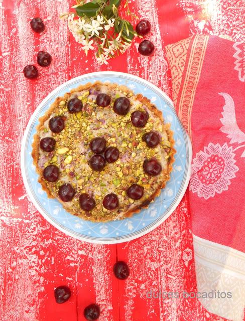 TARTA CON COSTRA DE ALMENDRAS, PICOTAS Y PISTACHOS