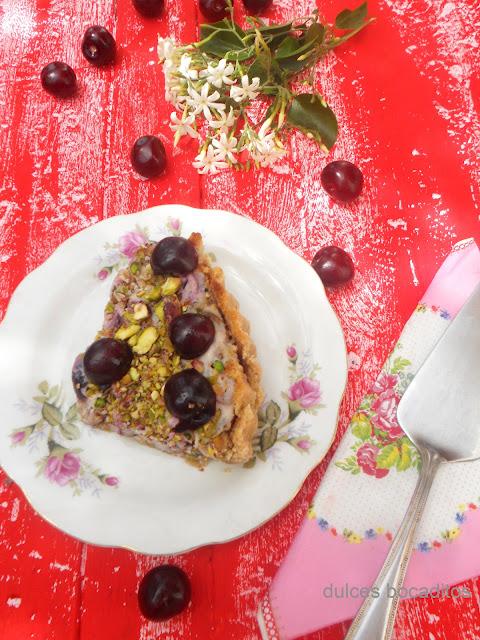 TARTA CON COSTRA DE ALMENDRAS, PICOTAS Y PISTACHOS