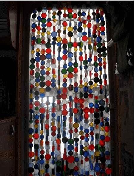 Cortinas para puertas hechas con tapones de plástico - Paperblog