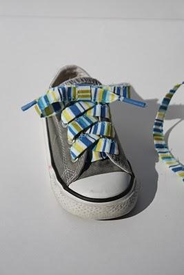 Cómo hacer cordones para las zapatillas con una camiseta