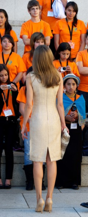 Dña. Letizia reaparece en el Congreso Iberoamericano LEER.ES,  en Salamanca. Analizamos su look