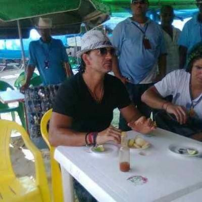 Foto Exclusiva De Ricardo Arjona Comiendo Pescado En Boca Chica!!