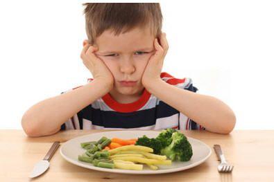 Aprende a pedirle a un niño que se coma su comida 