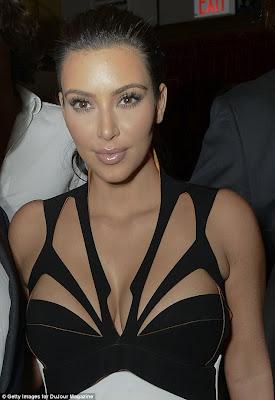 A Kim Kardashian se le sale “todo” por todos lados (Fotos)