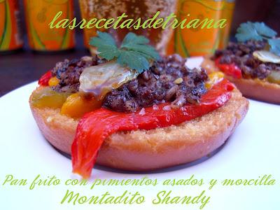 Pan frito con pimientos asados y morcilla (Montadito Shandy)