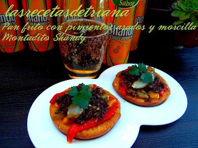 Pan frito con pimientos asados y morcilla (Montadito Shandy)