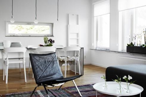 Una casa en blanco y negro Blanco+Negro+Hormigón