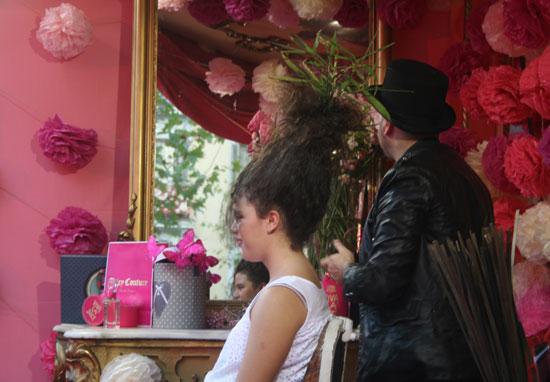 peinado imposible en el tiovivo de Juicy Couture peinado imposible en el tiovivo de Juicy Couture