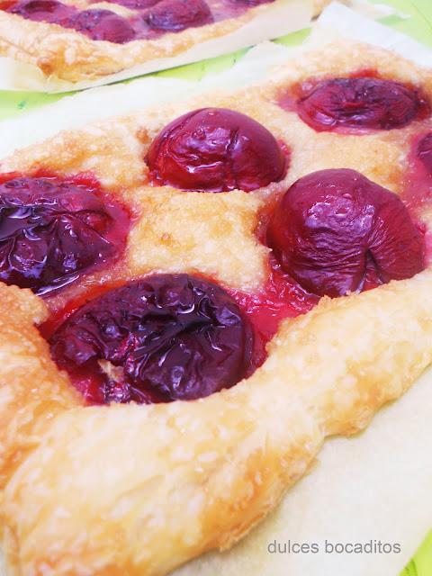 HOJALDRES CON CIRUELAS HOJALDRES CON CIRUELAS