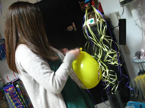 Sylvia-inflando-500 inflando un globo con helio fiestafacil