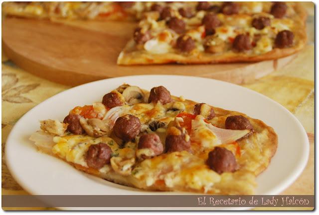 Pizza casera con mini albóndigas de carne