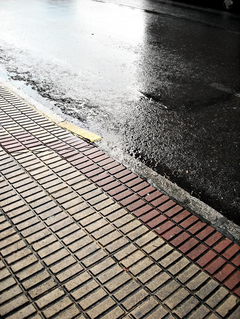 Acera en una tarde de lluvia veraniega, el primer viernes de septiembre 2012