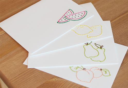 Cómo bordar unas cartulinas para decorar unas tarjetas. decorar tarjetas con bordados