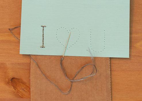 Cómo bordar unas cartulinas para decorar unas tarjetas. como decorar tarjetas con bordados