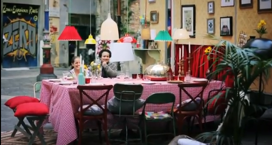 Coca Cola y la mesa de la felicidad