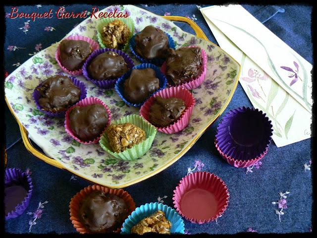 Bombones con corazón de cereales y frutos secos, bañados en chocolate semiamargo