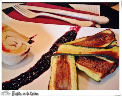 Rollitos de pollo con salsa de moras y chips de calabacín Rollitos de pollo con salsa de moras y chips de calabacín