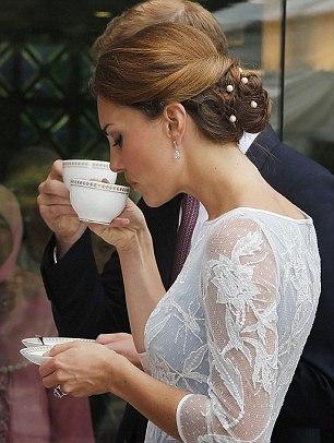 Kate Middleton, deslumbrante de  Alexander McQueen y Alice Temperley, en Kuala Lumpur. Imágenes