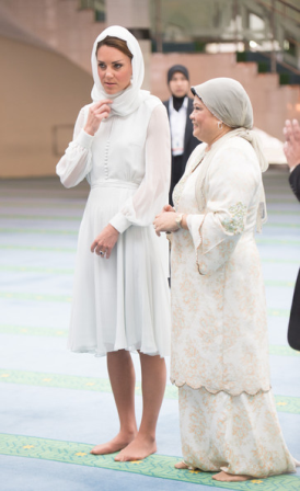 Kate Middleton, deslumbrante de  Alexander McQueen y Alice Temperley, en Kuala Lumpur. Imágenes