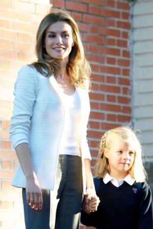 Dña. Letizia lleva a sus hijas al colegio. Analizamos su look
