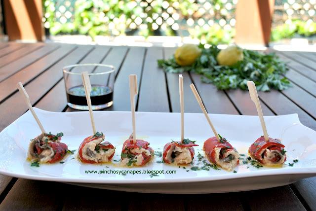 ROLLITOS DE PIMIENTOS CON ANCHOAS ROLLITOS DE PIMIENTOS CON ANCHOAS