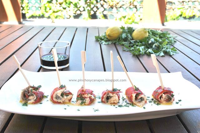 ROLLITOS DE PIMIENTOS CON ANCHOAS ROLLITOS DE PIMIENTOS CON ANCHOAS