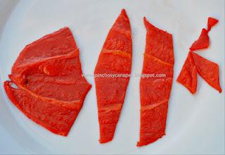 ROLLITOS DE PIMIENTOS CON ANCHOAS ROLLITOS DE PIMIENTOS CON ANCHOAS