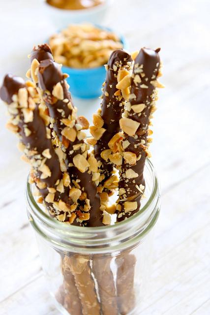 chocolate-covered pretzels the hungry housewife 140912 Mesas de dulces: palitos salados con adorno dulce