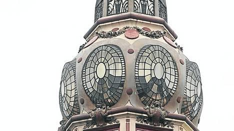 en homenaje a gaudí clarín